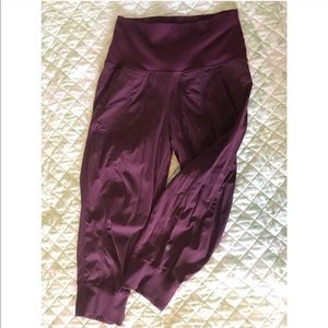 EUC Lululemon In Flux Crop Jogger Plum Color